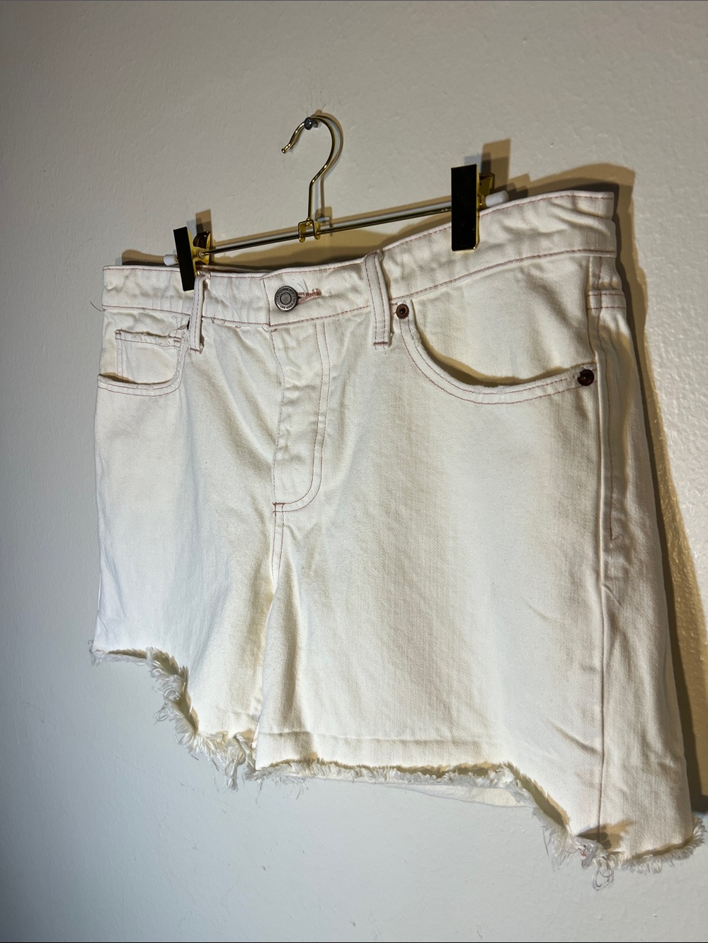 Lucky Brand Boyfriend White Frayed Hem Denim Shorts Contrast Stitching 10 30 - Picture 4 of 9